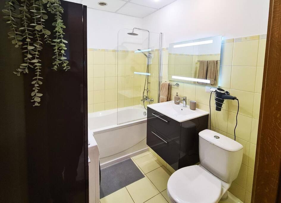 Stylish Apartment With Parking & Spacious Balcony Riga Esterno foto