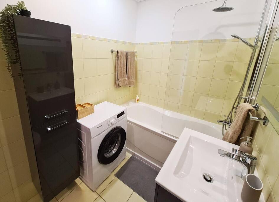 Stylish Apartment With Parking & Spacious Balcony Riga Esterno foto