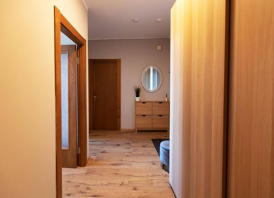 Stylish Apartment With Parking & Spacious Balcony Riga Esterno foto